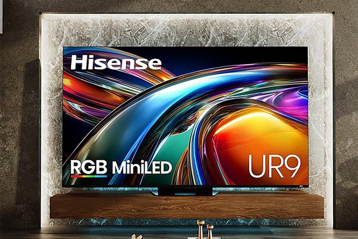 ��CES���n�C�Z���X�ARGB�~�jLED�t���e���r�̍ŏ�ʁu116UXS�v�B�荠�ȉ��i�́uUR9�^UR8�V���[�Y�v��