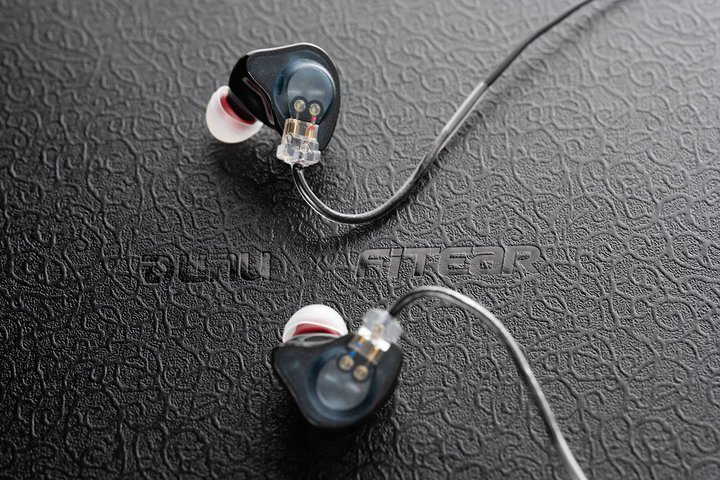 DUNU�~FitEar�A�R���{IEM�u�O�iKaoru�j�v�B6BA�h���C�o�[�ƎO�d�\���̑ȉ~�`�T�E���h�m�Y�����̗p