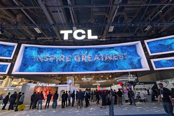 ��CES��TCL�̃e���r�́g�ʎq�h�b�g�hSQD��RGB mini LED�̓񐳖ʍ��ōU�߂�I