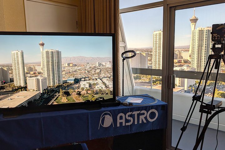 ��CES��8K/120Hz�̔񈳏k�M����HDMI�P�[�u��1�{�œ`������V�\�����[�V����