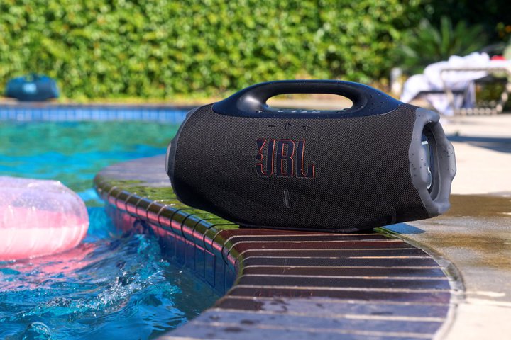JBL�A�V���[�Y�ŏ�ʃ|�[�^�u��Bluetooth�X�s�[�J�[�uBoombox 4�v�B2�i�K�̃o�X�u�[�X�g�Œቹ������ɋ���