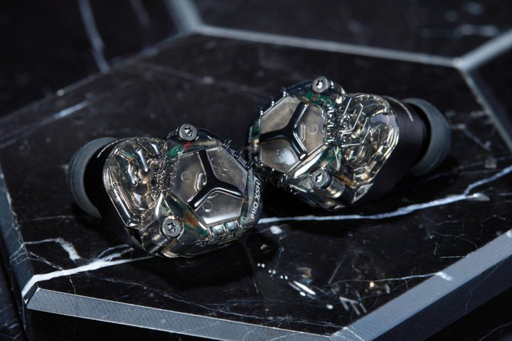 Acoustune�A���S���C�����X�C���z����2�e�uHSX One�v�B��ʃ��f���̃m�E�n�E��ANC�𓋍�