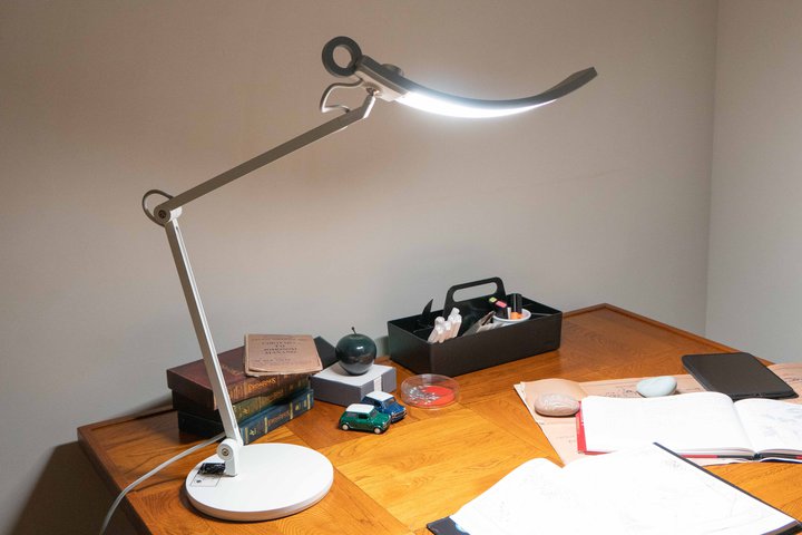 BenQ�A�Ɩ����i�̑̌��^�W����u������Ƃ̂�����W�v�ɂč����������̃X�}�[�g�Ɩ����Љ�