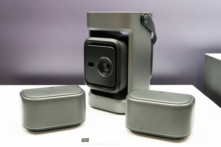 �A���J�[�ASoundcore���琢�E���̒��E���f���A���X�s�[�J�[�����v���W�F�N�^�[�uNebula P1�v�B�G���g���[���f���uP1i�v��