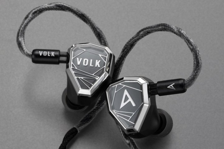Astell&Kern�AVOLK AUDIO�ƃR���{�������萶�Y�N�A�b�h�u���b�h�C���z���uSTELLA�v