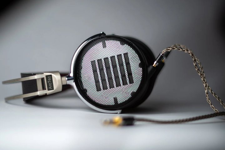 �ƁuArcTec Berlin�v���{�㗤�B��1�e�̓t���O�V�b�v���ʎ��E�^�w�b�h�z���uAB 92�v