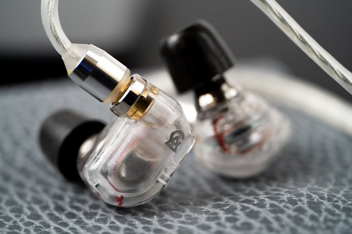 Campfire Audio�AHi-Fi�������C�y�Ɋy���߂�R���p�N�g�ȃn�C�u���b�h�C���z���uIris�v
