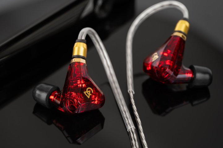 Campfire Audio�A�g���v���E�_�C�i�~�b�N�C���z���̌���J���[���f���uTrifecta Crimson�v