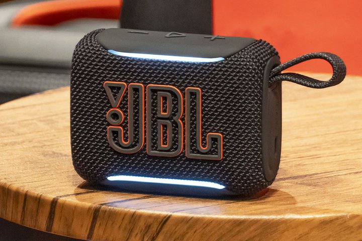 JBL�AUSB���X���X�Đ��Ή���Bluetooth�X�s�[�J�[�uJBL GO 5�v�B�J���I�P���ł���g�v�V�I�h�}�C�N�V�X�e�����`������
