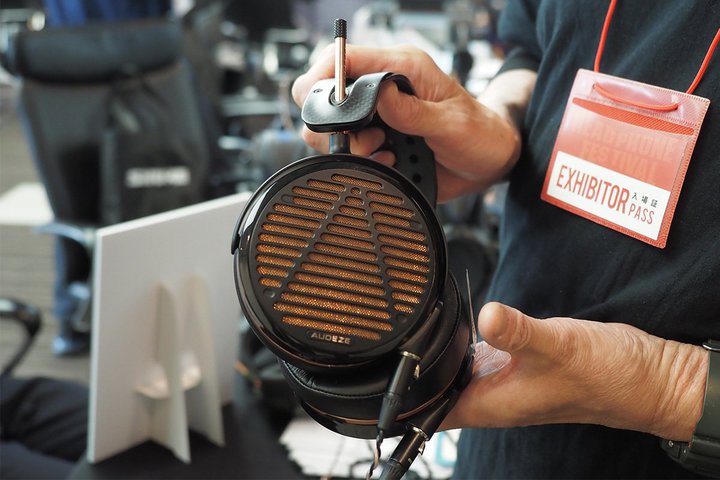 ���w�b�h�t�H���Ձ�Audeze�̎�����t���O�V�b�v��Meze Audio�̍ŐV���^�w�b�h�z�����n�C�G���h�V�X�e���ŋ쓮�I