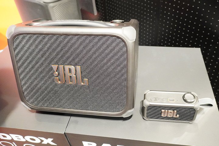 JBL�AAI�Ń{�[�J���ȂǏ�����M�^�[�A���v��BT�X�s�[�J�[�uBandBox�v�B�G�t�F�N�^�[�ȂǃA�v�����[��