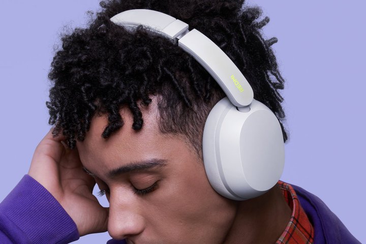 �V���I�~�A���̃��C�����X�w�b�h�z���uREDMI Headphones Neo�v�B�ő�42dB�A�_�v�e�B�uANC����