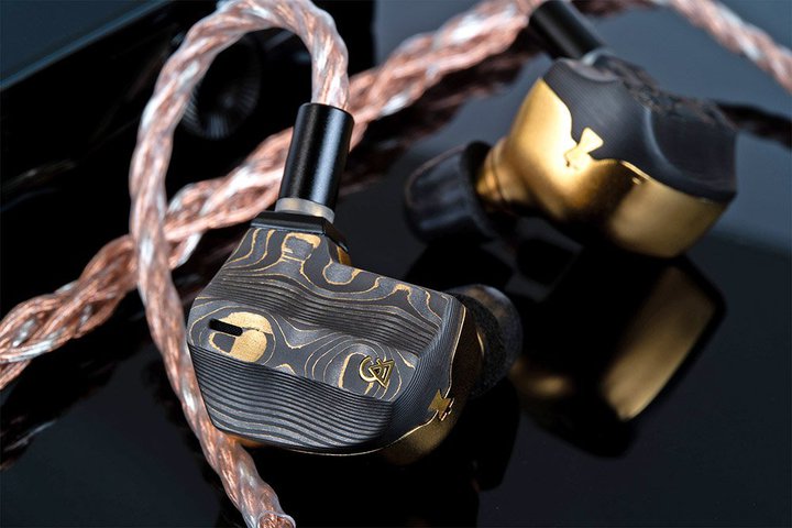 Campfire Audio�A�K���X�U���^���`���^�Ód�^BA�̃N�A�b�h�u���b�h���̓C���z���uCHIMERA�v�B��130���~