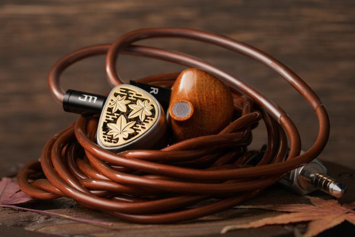 Jomo Audio�A�g���R�ȋ����h�ڎw�����V�R��➑̂̃g���C�u���b�h�C���z���uKoyo�v