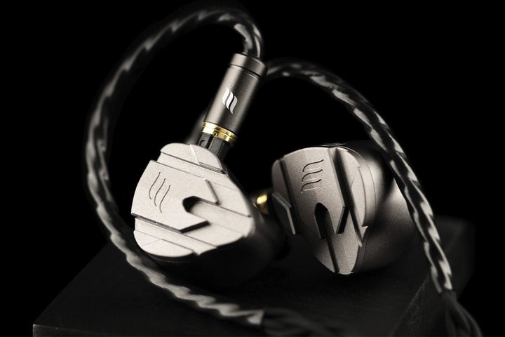 EFFECT AUDIO�A9�h���C�o�[����IEM�uPerseus�v�𔭔��B���N�̃P�[�u���J���̒m�������W