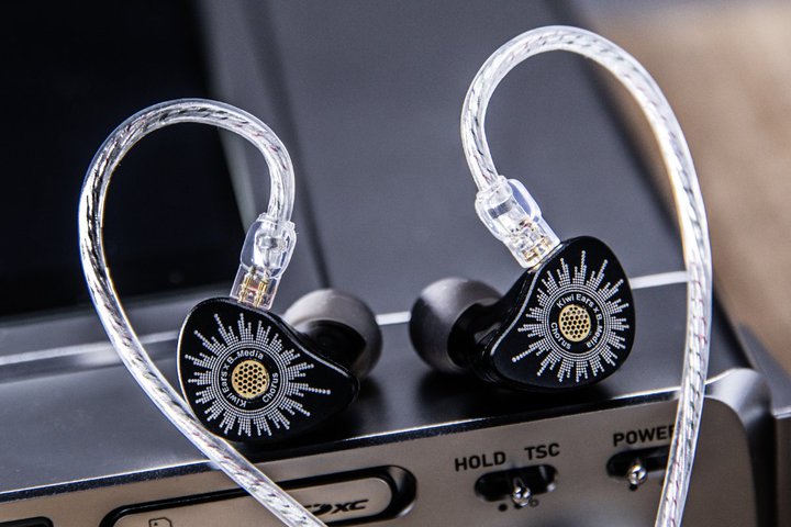 Kiwi Ears�A���r���[���f�B�A�wB_Media�x�R���{�̗L���C���z���uB_Media: Chorus�v�BDLC�U���̗p