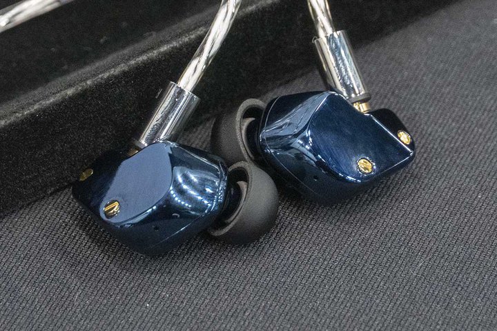 ���|�^�t�F�X��final�V�C���z���uA8000 DC�v���E�����J�^PHILIPS�A���g���f�U�C���̃��W�I�t��BT�X�s�[�J�[