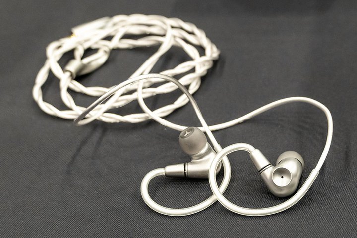 ���|�^�t�F�X��MEZE AUDIO�̌y�ʃ_�C�i�~�b�N�C���z�������ʎd�l�́uEmpyrean II�v�����o��^FOSTEX�̔��J���^�w�b�h�z���͐V���̔�r������