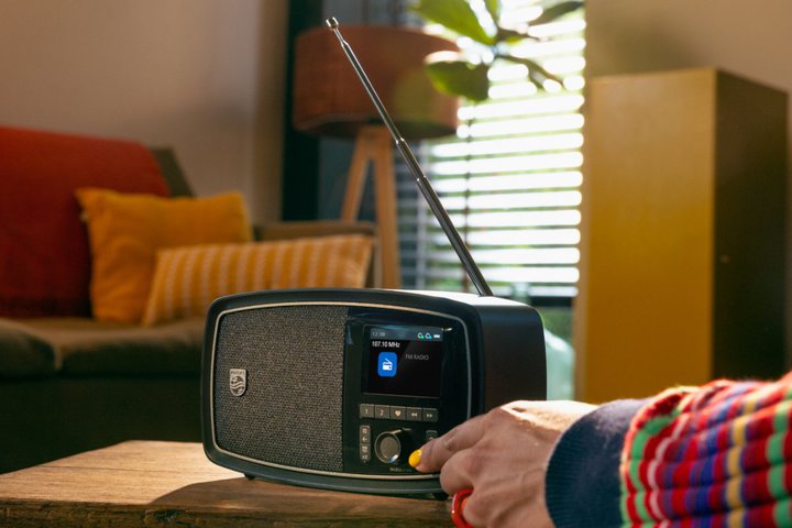 Philips�A�I�[�f�B�I����100���N���L�O����Bluetooth�X�s�[�J�[�uTAV2000�v�B���C�hFM��N���b�N�@�\�𓋍�