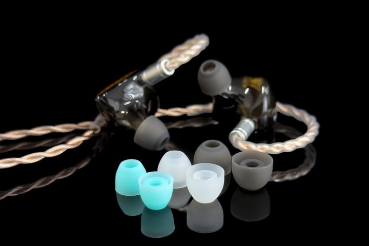 Nostalgia Audio�A�����x�C���[�s�[�X�uXWB Eartips�v��3�̐V�F�B�^�[�R�C�Y�^�`���R�[���u���b�N�^�N���[��
