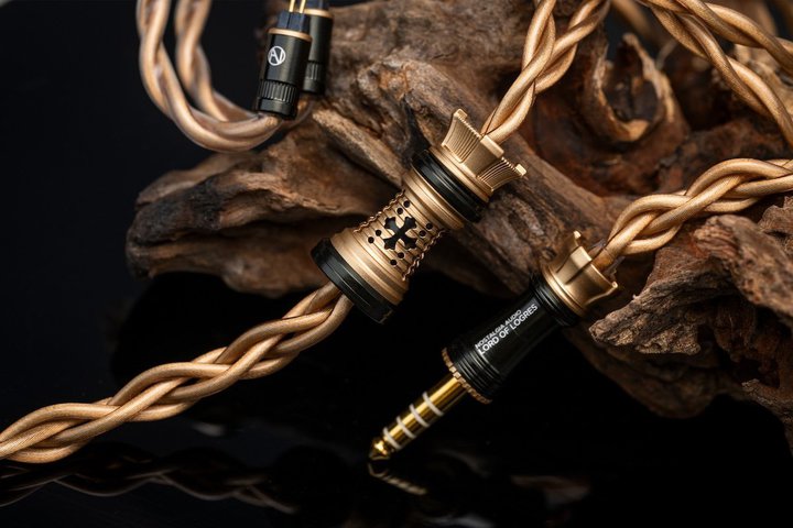 Nostalgia Audio�A�t���O�V�b�v���P�[�u���uLord of Logres�v�B���̂𐸖��ɔz�u����Ǝ��\��