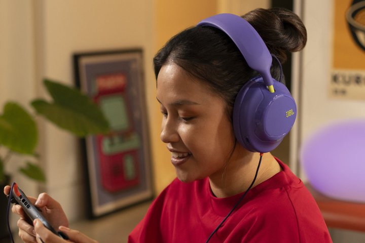 JBL�A�Q�[�~���O�w�b�h�Z�b�g����@�uQuantum 120�v�B��ʋ@���特���Z�p�p��