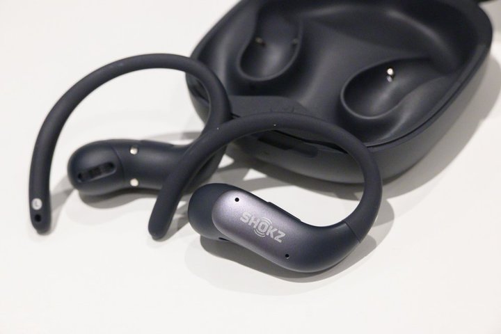 Shokz�A�y�ʐ݌v�̃C���[�t�b�N�^���S���C�����X�uOpenFit Air 2�v�B�C���[�J�t���f���̋Z�p����g���ăR���p�N�g��