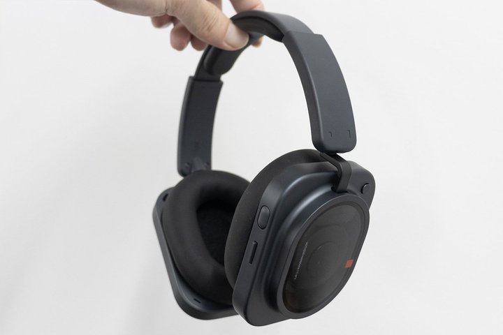 Nothing�A�g���v���h���C�o�[���ڂ̍ŏ�ʃw�b�h�z���uHeadphone (1)Pro�v�B�X�C�b�`�ЂƂŌ����Đ����[�h���N��