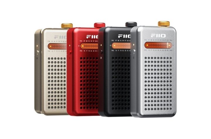 FIIO�A�X�e���I�X�s�[�J�[�����̃|�[�^�u��FM���W�I�uRR13�v�B�h���O���^�A���v�Ƃ��Ă��g�p�\