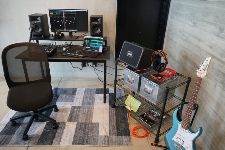 JBL�AAI�M�^�[�A���v�^�X�s�[�J�[�uBandBox�v�œ���̃A�[�e�B�X�g�Ƌ[���Z�b�V�����B���y���g�g���h�V�̌�