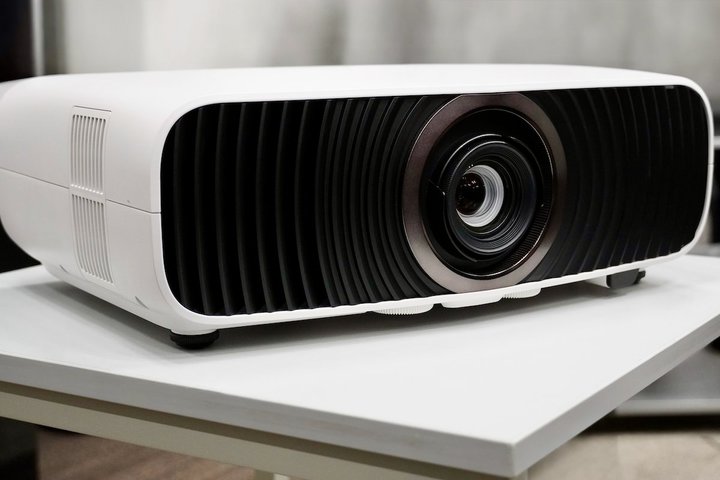 �G�v�\���A�V4K�v���W�F�N�^�[�uEH-LS7000�v�B���[�U�[�����ō��P�x���^���͋@���l��2��4K�V�t�g�̗p�y�]�_�ƃR�����g����z