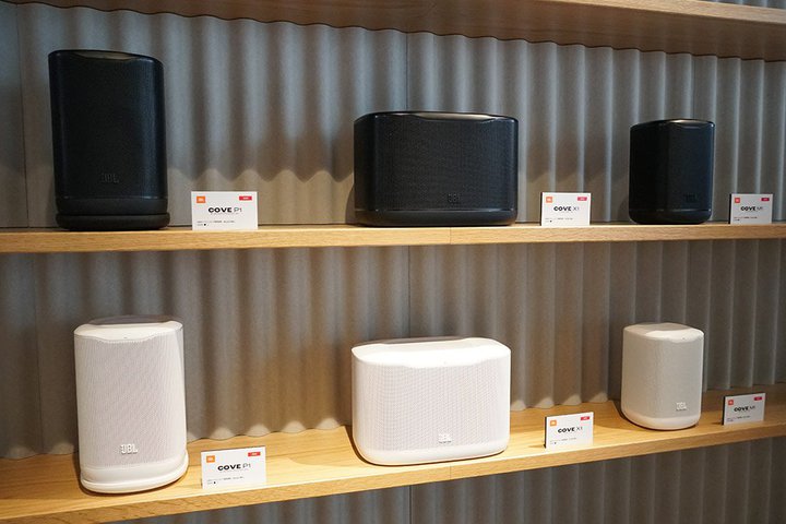 JBL�A�VWi-Fi�X�s�[�J�[�uCOVE�v�Łg�ƒ������y��ԁh�ɁB�T�E���h�o�[�Ƃ����C�����X�A�g