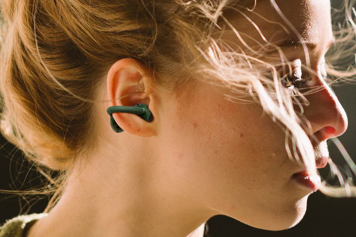 JBL�A�C���[�J�t�^���S���C�����X�uSoundgear Clips�v�ɐV�F�u�W�F�C�h�O���[���v���u���r�[���b�h�v