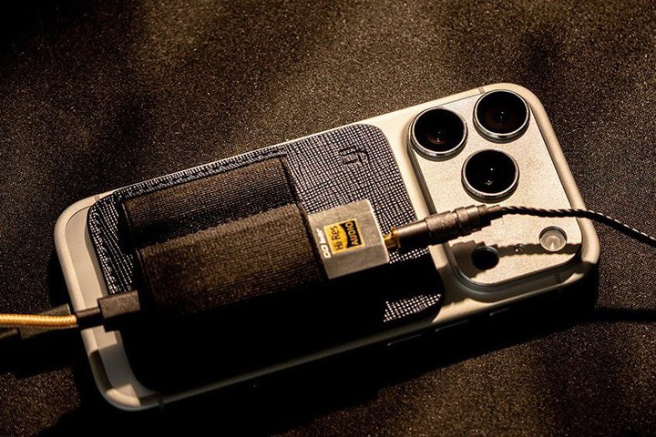 iFi audio�AMagSafe�݊��̃|�[�^�u��DAC�^�A���v�P�[�X�uMagCase�v�B�X�}�z�w�ʂɎ��͂ŋz��