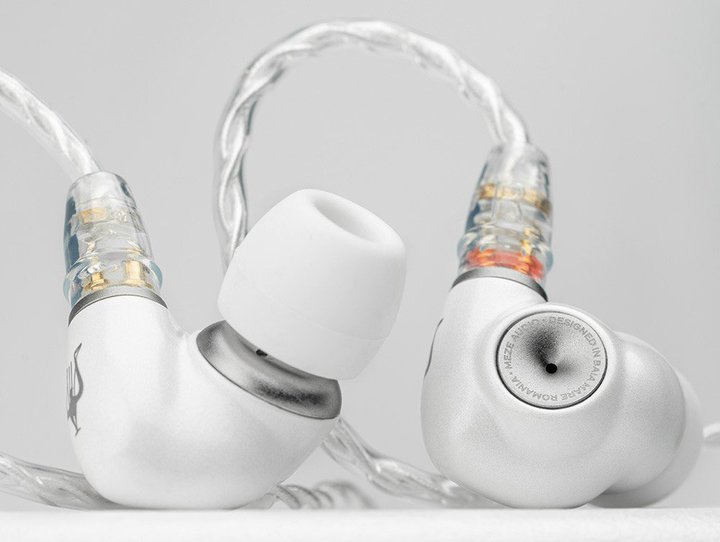 Meze Audio�A�����̃_�C�i�~�b�N�^�C���z���uALBA�v�ɕt���i�����������g���R�X�p�h���f��