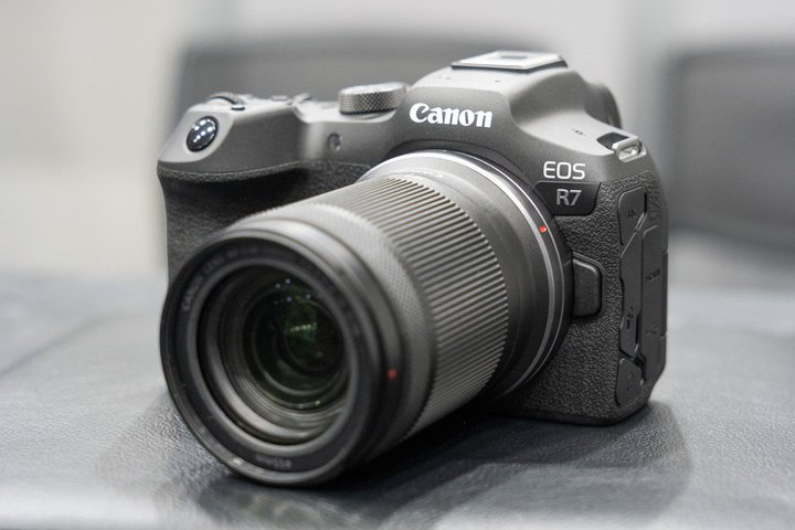 キヤノン、Rシステム初のAPS-Cカメラ「EOS R7」。最高約15コマ/秒の連写、最上位モデルのAF技術を採用