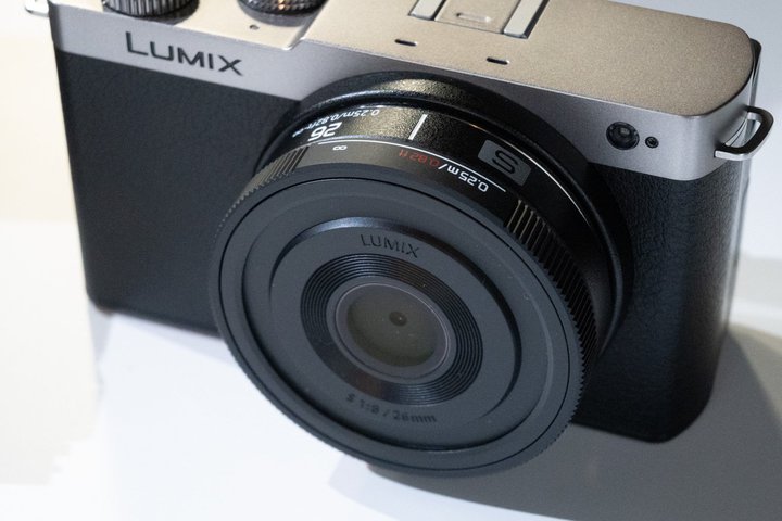 LUMIXAS18.1mm̃tTCYΉpP[LYuLUMIX S 26mm F8v