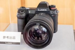 pi\jbN100NtTCY~[XuLUMIX SvuL}EgACAXvab֌W҂