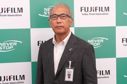 xmtCARiЂŉȂցuʐ^ŌC͂悤IvfĎʐ^N𐷂グ