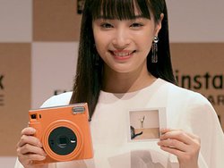xmtCAXNGAΉ̃`FLuinstax SQUARE SQ1vBLЂƂ4ŐiAs[
