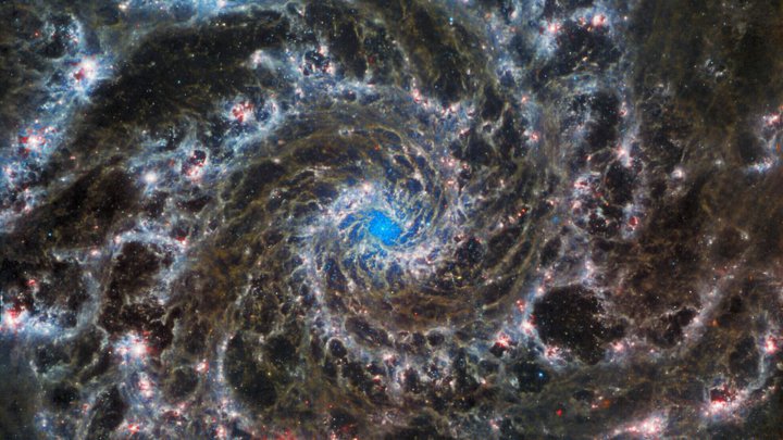 ハッブルとウェッブ望遠鏡がとらえた「幻の銀河」画像。中心核星団や繊維状ガスがくっきり
