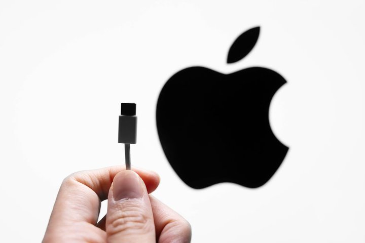 EUAUSB-C\giPhonehɌxBuF؃P[ű@\͔F߂Ȃv