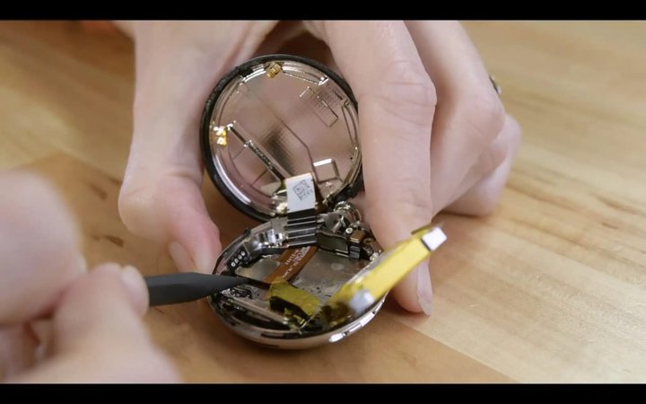 iFixitPixel Watch𕪉B\́uȂ藐Gv