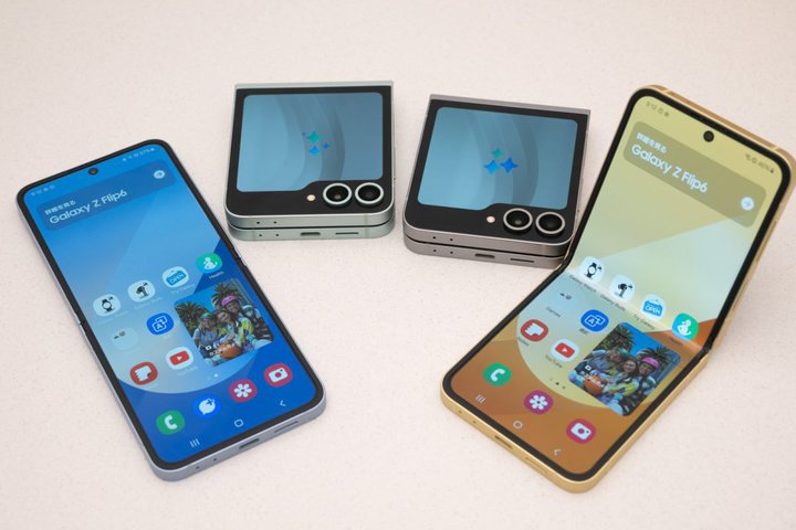 �T���X���j��g�ł����ϋv�h�ȏc�܂�X�}�z�uGalaxy Z Flip6�v�B�܂�ڂ��ڗ����ɂ���