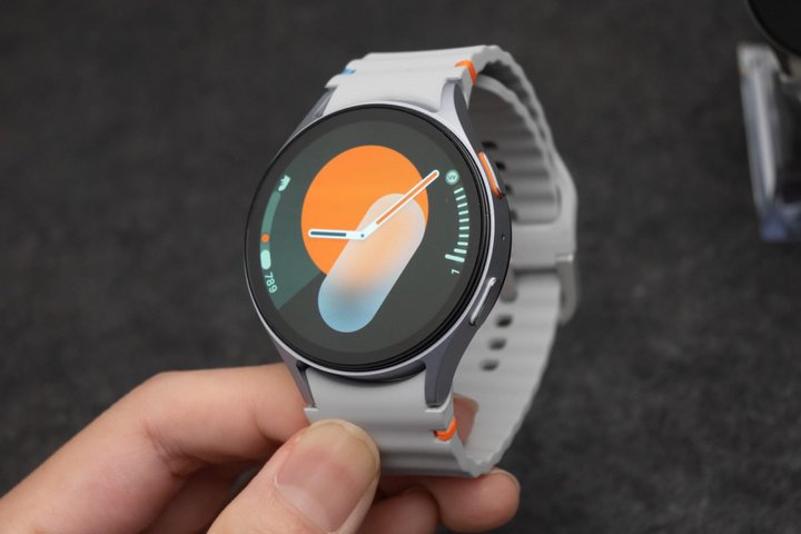 gAGEshgbLOɂΉBNǗX}[gEHb`uGalaxy Watch7v
