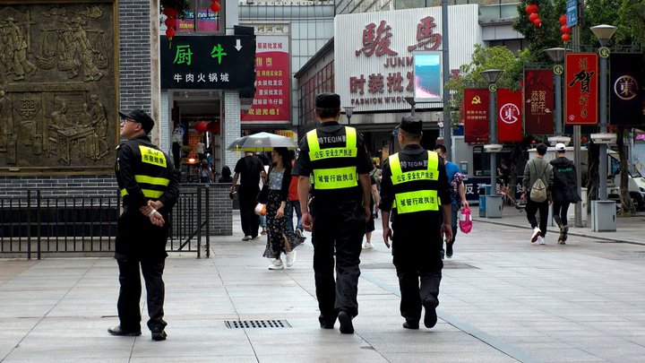 中国警察、通行人のスマホを検閲して海外アプリ確認。抗議デモ取締りのためか