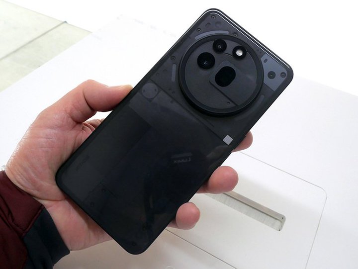 yVoC̔uNothing Phone (3a)vAʃf{Ŕ̔ȂR