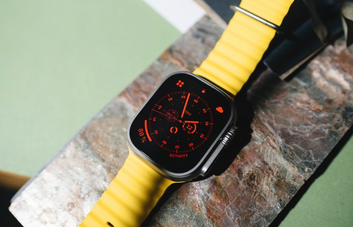 24NApple Watch Ultra̓}CNLED̗pAʂ^