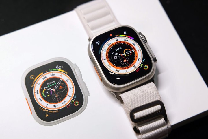 Apple Watch Ultra2024NfA}CNLED̗pŉʂ10傫Ȃ邤킳