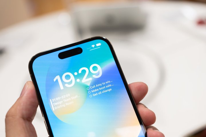 uiPhone 15 Plusv\z摜JBUSB-Cƃ_Ci~bNAChځATCY